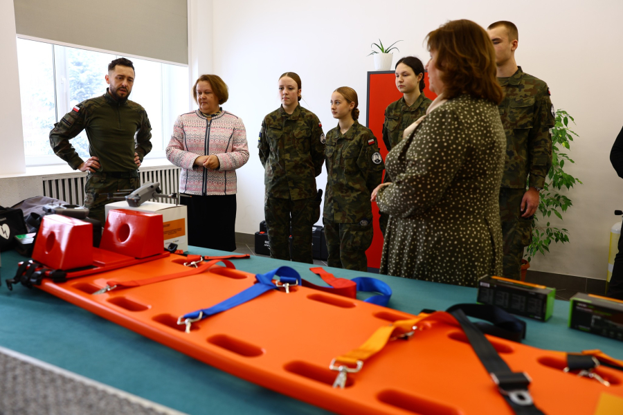 Dron, AED i sprzęt ratowniczy trafiły do Zespołu Szkół w Lubaczowie [ZDJĘCIA]