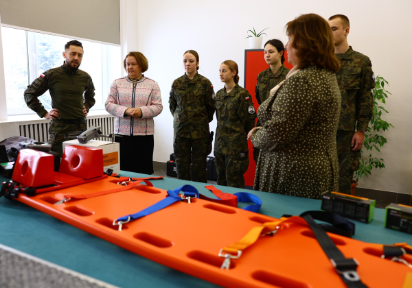 Dron, AED i sprzęt ratowniczy trafiły do Zespołu Szkół w Lubaczowie [ZDJĘCIA]