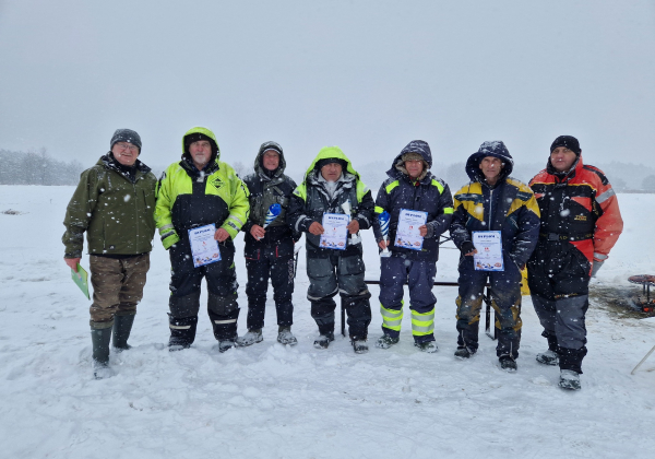 22 wędkarzy na lodzie. Tak wyglądała rywalizacja w Borowej Górze [ZDJĘCIA]