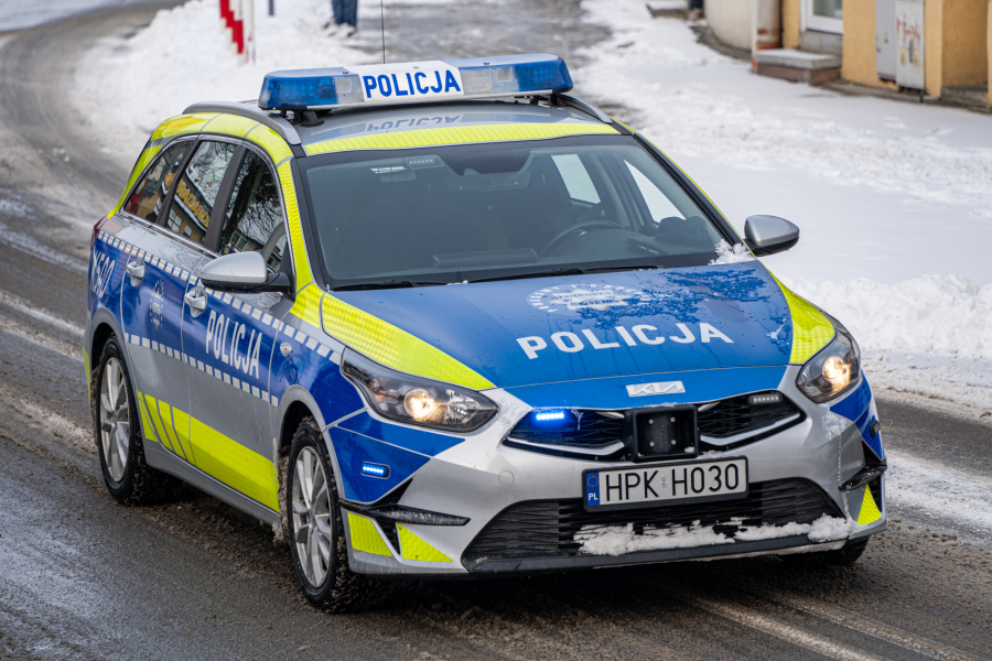 Pijany wpadł do rowu i leżał w śniegu. Kobieta ruszyła z pomocą