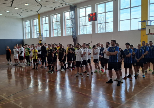 Huragan Basznia Dolna triumfuje w halowym turnieju o Puchar Wójta Gminy Lubaczów