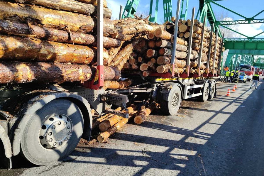 Kłody drewna spadły na most. Błąd kierowcy z powiatu lubaczowskiego