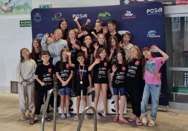 Kolejne sukcesy pływaków Rekina! Zawodnicy zdobyli medale w Mielcu i Przemyślu