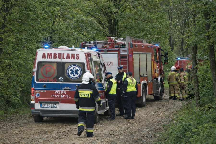 Wypadek na leśnej drodze. Motocyklista stracił panowanie nad pojazdem. Dwie osoby w szpitalu