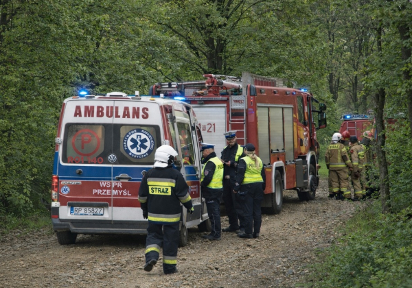 Wypadek na leśnej drodze. Motocyklista stracił panowanie nad pojazdem. Dwie osoby w szpitalu