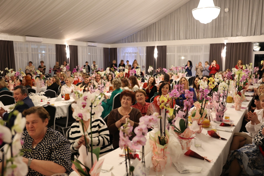 Wyjątkowy Dzień Kobiet w Baszni Dolnej. Kwiaty, występy i podziękowania [FOTORELACJA]