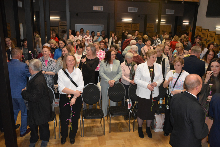 Muzyka, życzenia i kwiaty. Tak świętowano Dzień Kobiet w Starym Dzikowie [FOTO]