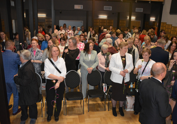 Muzyka, życzenia i kwiaty. Tak świętowano Dzień Kobiet w Starym Dzikowie [FOTO]