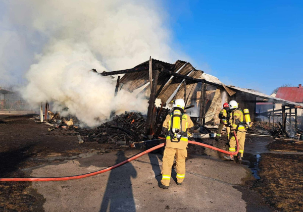 Pożar garażu w Werchracie. Spłonęły trzy samochody, ciągnik i sprzęt warsztatowy [ZDJĘCIA]