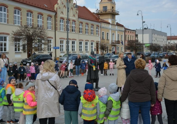 Szalik dla Lubacza. Przedszkolaki uczciły 650-lecie miasta wyjątkową inicjatywą [FOTO]