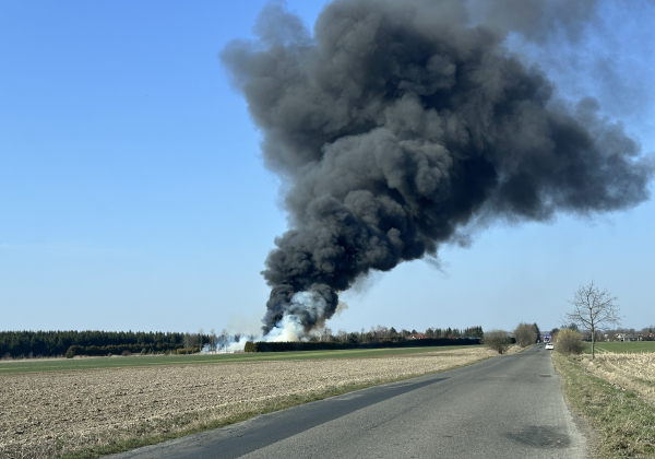 Czarny dym nad Oleszycami. Trwa gaszenie pożaru [ZDJĘCIA]