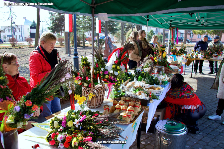 Kolorowo i świątecznie na rynku w Cieszanowie. Kiermasz wielkanocny za nami [ZDJĘCIA]