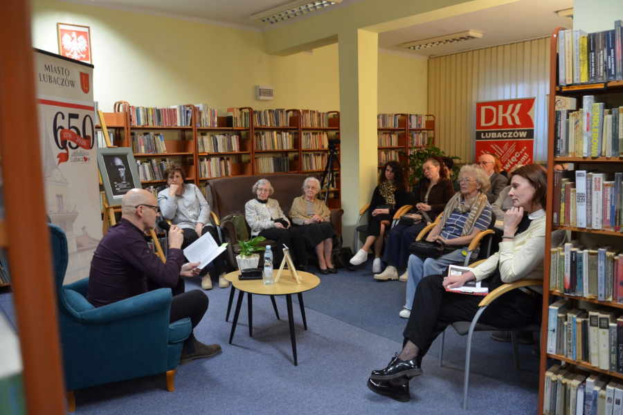 Wieczór poetycki z Jackiem Hadamem w Miejskiej Bibliotece Publicznej w Lubaczowie [FOTO]