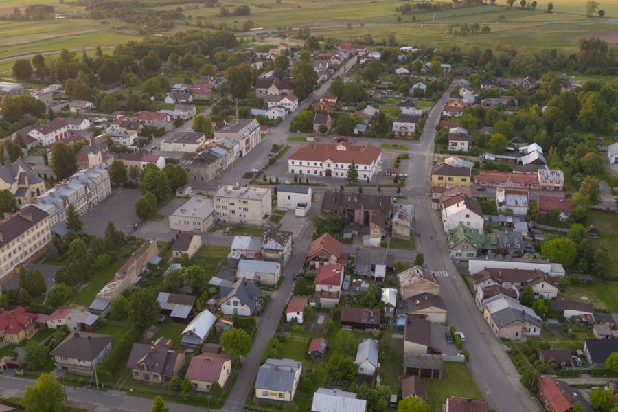 Tajemnicza instalacja na rynku w Oleszycach. „Portal czasu” pojawi się już 27 marca