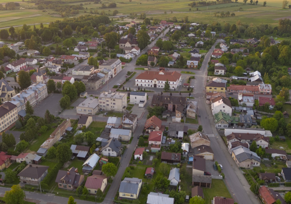 Tajemnicza instalacja na rynku w Oleszycach. „Portal czasu” pojawi się już 27 marca