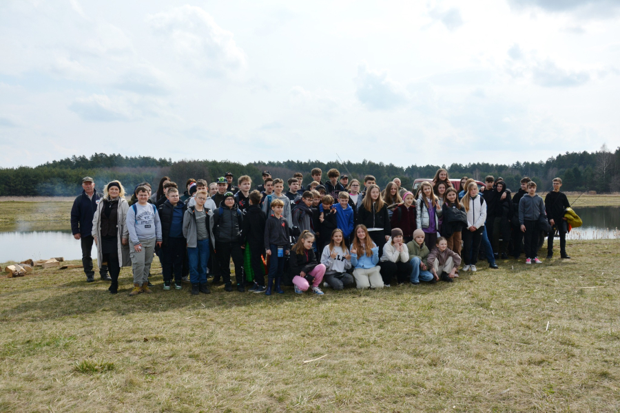 „Czysta Rzeka” na Borowej Górze. Młodzież i wędkarze posprzątali łowisko [FOTO]