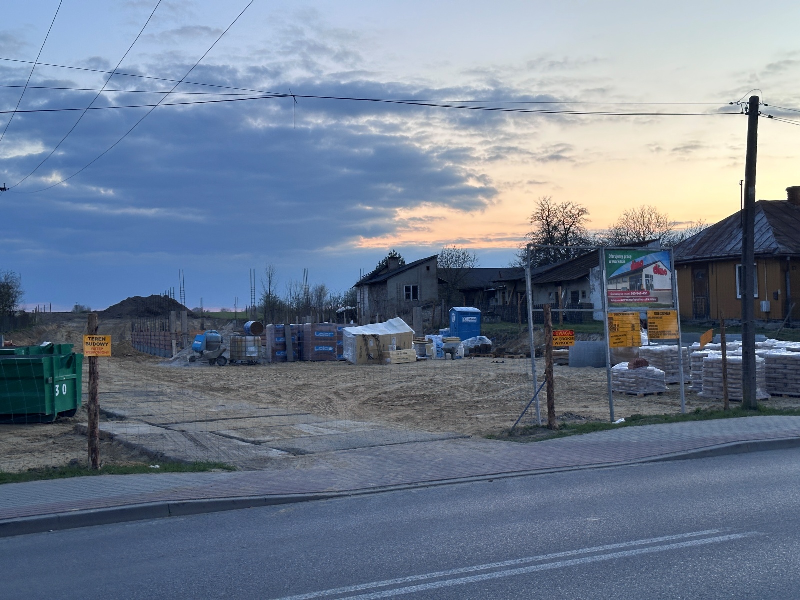Pierwsze Dino w Lubaczowie. Trwa budowa marketu przy ul. płk. Dąbka