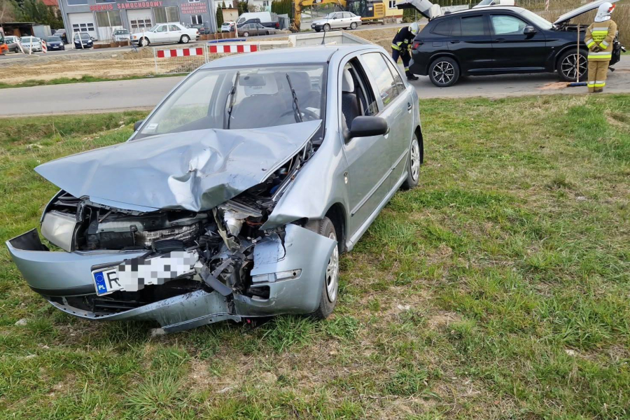 Czołowe zderzenie BMW ze Skodą w Dachnowie [ZDJĘCIA]