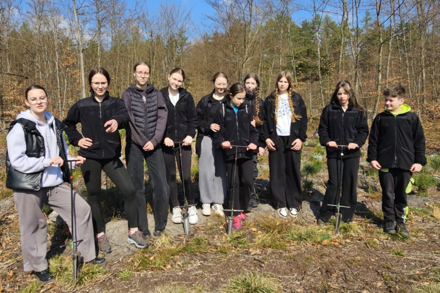 Harcerze z Oleszyc ruszyli do lasu. Wspólnie z leśnikami sadzili drzewa [ZDJĘCIA]