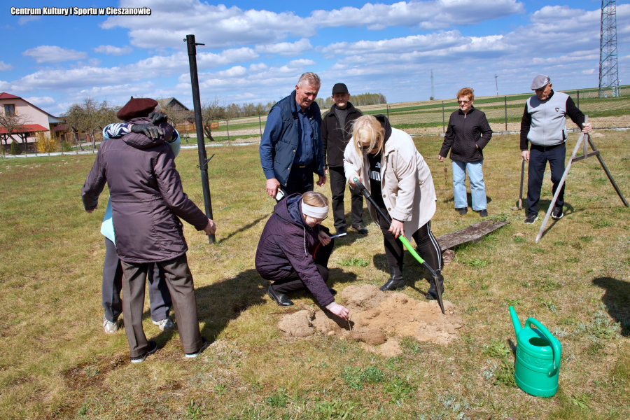 „Posadź z nami drzewo!” – ruszyła zielona akcja w gminie Cieszanów [ZDJĘCIA]