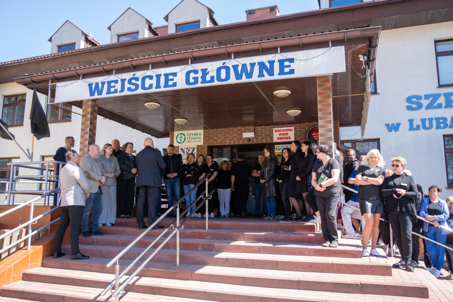 „Sytuacja jest dramatyczna”. Czarny protest w Lubaczowie - konferencja pod szpitalem [VIDEO]