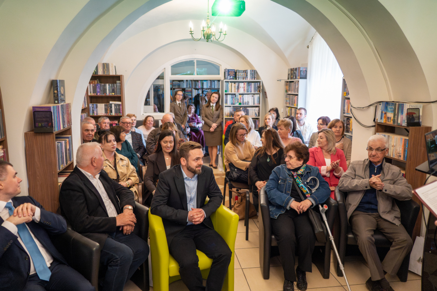 Świadkowie czasu. Wernisaż wystawy fotografii Radosława Szyka w Oleszycach [ZDJĘCIA]