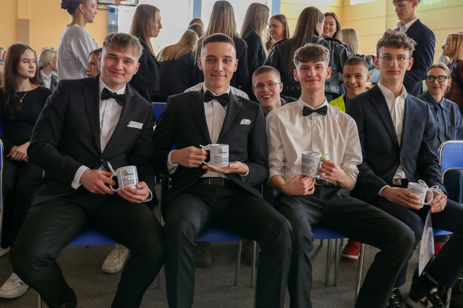 Maturzyści pożegnali Zespół Szkół w Lubaczowie. Był czas wzruszeń i podsumowań [ZDJĘCIA]