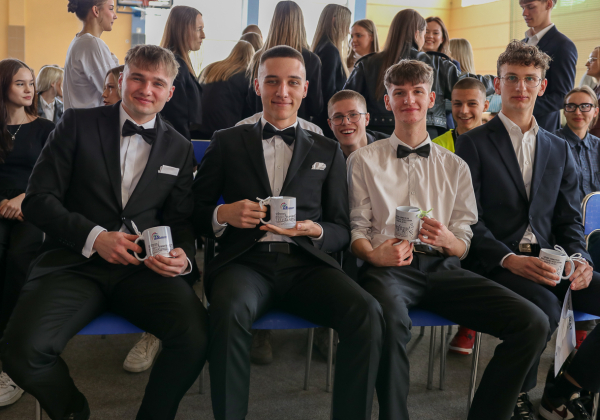 Maturzyści pożegnali Zespół Szkół w Lubaczowie. Był czas wzruszeń i podsumowań [ZDJĘCIA]