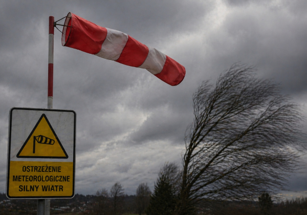 Nawet 85 km/h w porywach. IMGW ostrzega przed silnym wiatrem