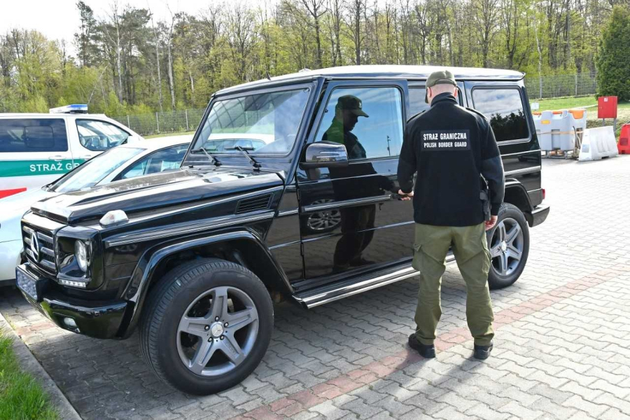 Budomierz. Mercedes z trefnym silnikiem i fałszywa wiza wykryte na granicy