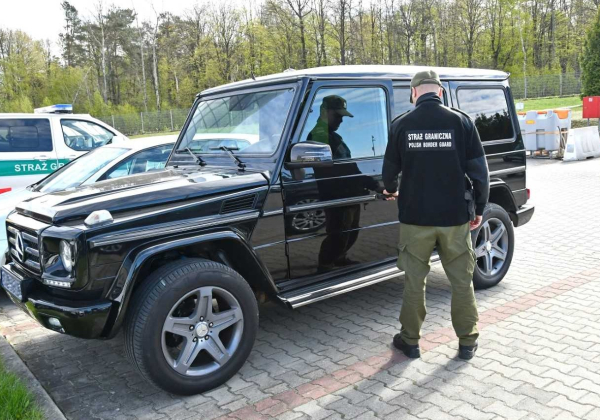 Budomierz. Mercedes z trefnym silnikiem i fałszywa wiza wykryte na granicy