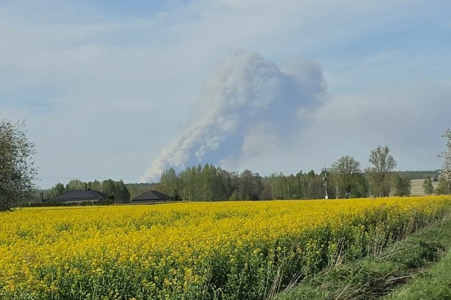 Ogromny pożar lasu w sąsiednim powiecie. Na miejscu ponad 60 zastępów straży pożarnej