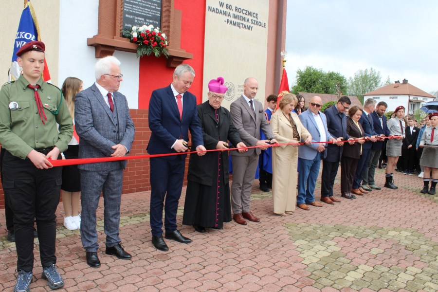 Odsłonili mural „Tygrysa” w Rudzie Różanieckiej. Tak świętowano jubileusz szkoły [ZDJĘCIA]