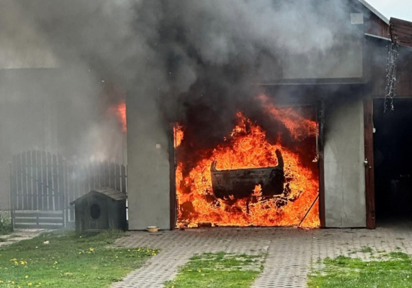 Pożar auta w Lisich Jamach. Na miejscu 4 zastępy strażaków