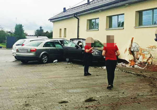 Groźne zderzenie przy sklepie w Cieszanowie. Uszkodzonych pięć aut i budynek