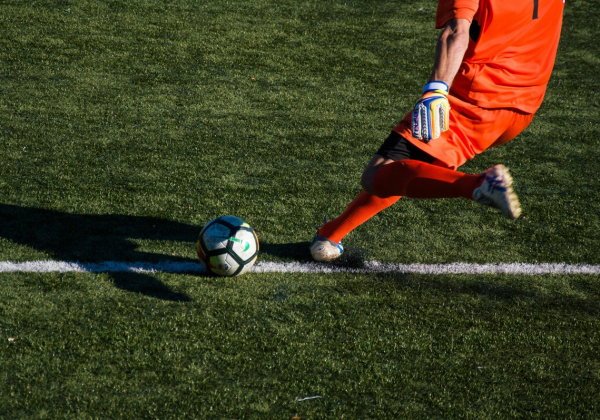 B klasa: Derby dla Czarnych, ważne zwycięstwo Unii. Walka o szczyt trwa [WYNIKI]