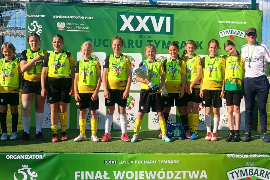Piłkarki z Oleszyc na podium wojewódzkiego finału Pucharu Tymbarku