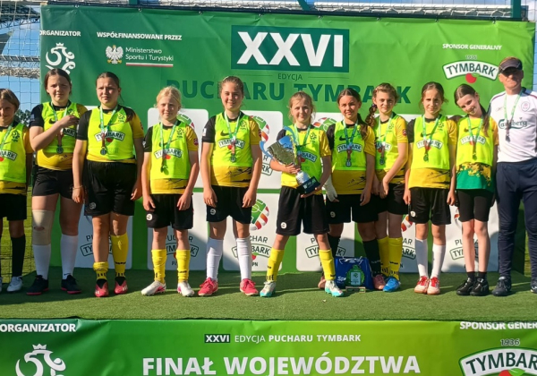 Piłkarki z Oleszyc na podium wojewódzkiego finału Pucharu Tymbarku