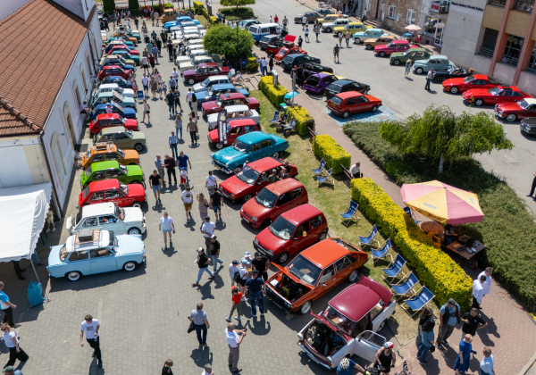 Klasyki motoryzacji na rynku. Oleszycki Zlot Pojazdów Zabytkowych [NASZA FOTORELACJA]