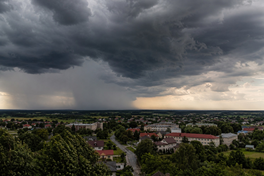 Burze mogą przejść nad powiatem lubaczowskim. IMGW wydał ostrzeżenie