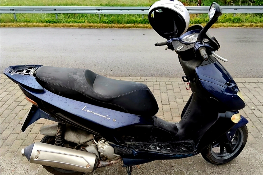 Motorower z tablicą od innego pojazdu. 28-latek wpadł podczas kontroli w Szczutkowie