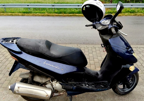 Motorower z tablicą od innego pojazdu. 28-latek wpadł podczas kontroli w Szczutkowie