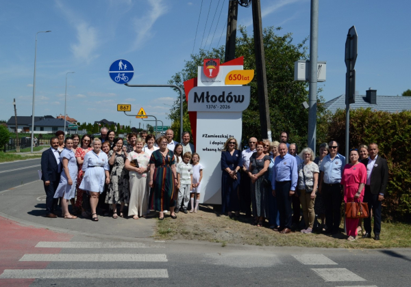 650 lat historii Młodowa. Odsłonięto jubileuszowy witacz [ZDJĘCIA]