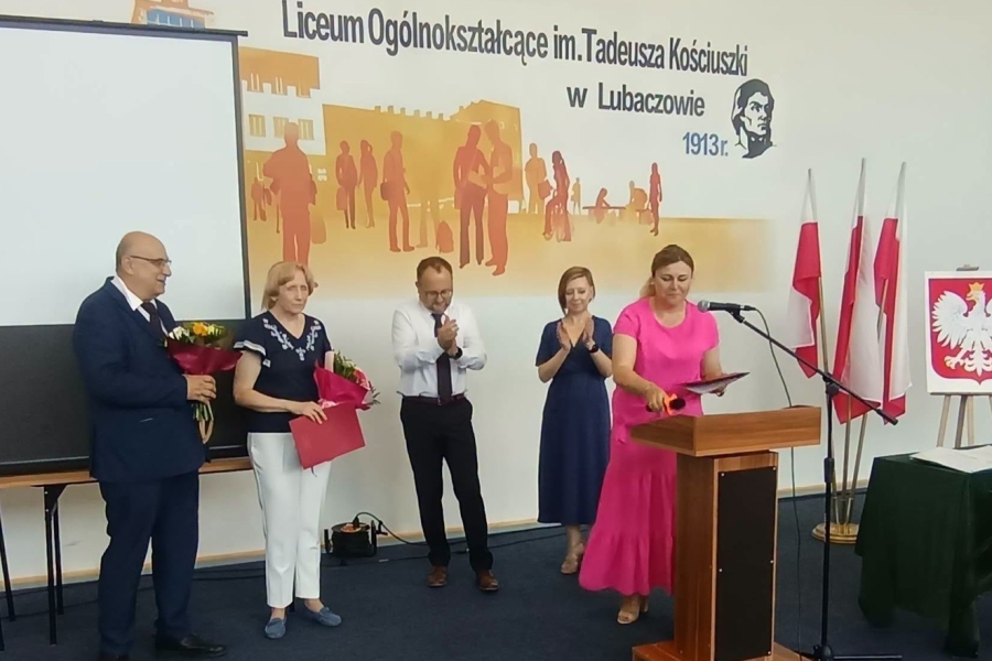 Zakończenie roku w lubaczowskim LO. Pożegnano uczniów i troje nauczycieli
