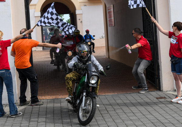 Junaki, Romety i Simsony znów wyjadą z garaży. Rajd Komara coraz bliżej
