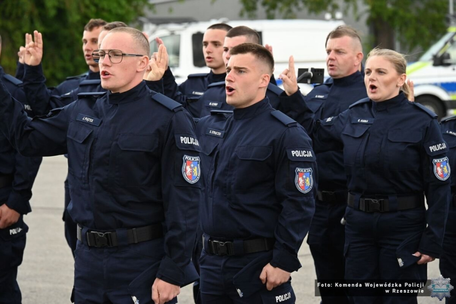 Święto Podkarpackiej Policji. 16 nowych funkcjonariuszy złożyło ślubowanie [ZDJĘCIA]