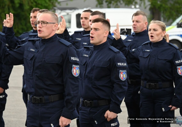 Święto Podkarpackiej Policji. 16 nowych funkcjonariuszy złożyło ślubowanie [ZDJĘCIA]