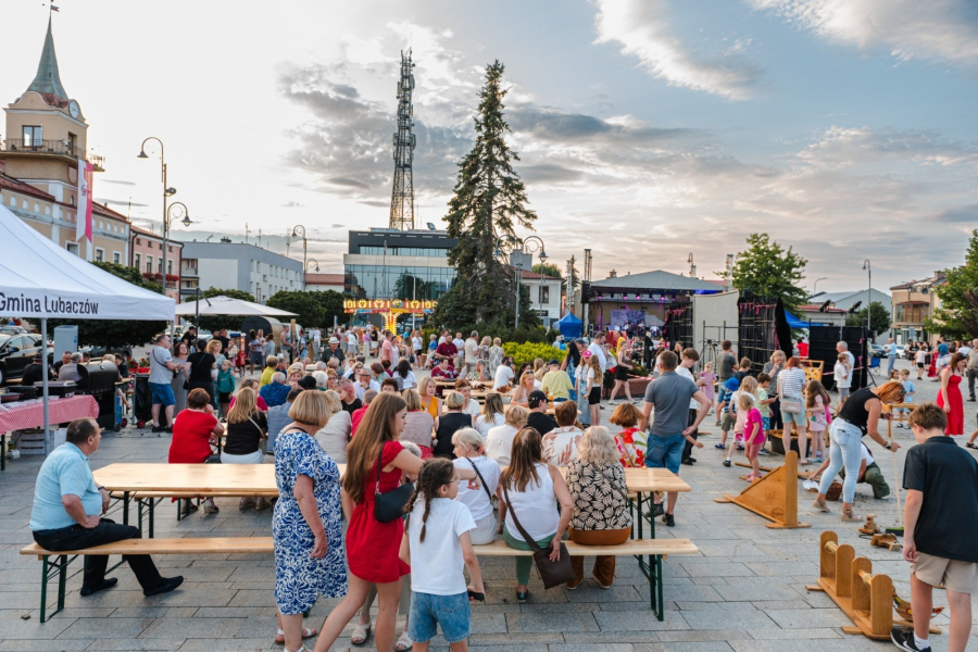 Lubaczów cofnął się do lat 20. i 30. Muzyka, teatr i dawne zabawy [ZDJĘCIA]