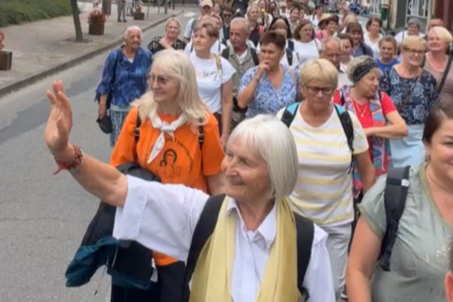Pielgrzymi wyruszyli z Lubaczowa na Jasną Górę [VIDEO]