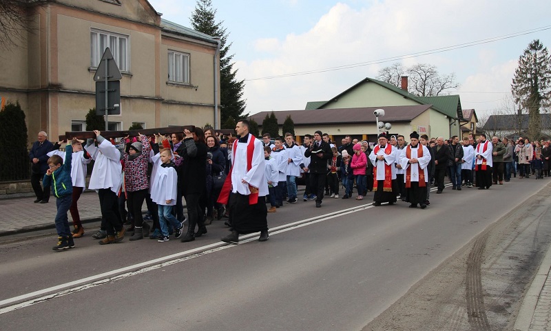Ulicami Oleszyc przeszła Droga Krzyżowa [ZOBACZ ZDJĘCIA]